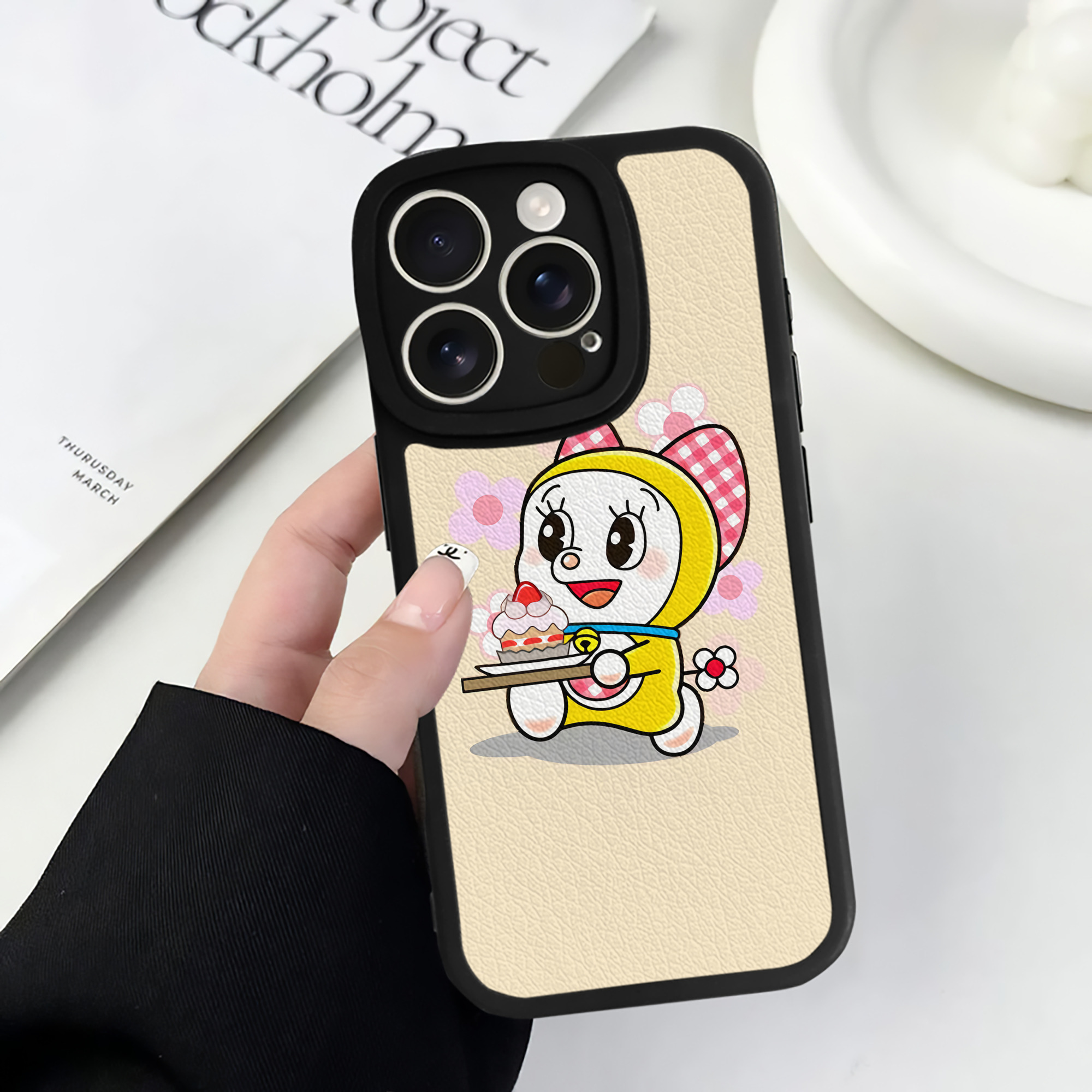 （画像用） ドラえもん Doraemon 【iPhone 16シリーズ対応】シリコンスマホケース（レザー調） 材質：シリコン